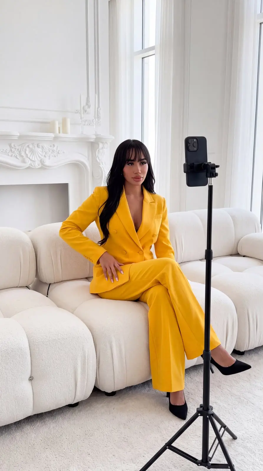 Modelo con traje amarillo grabando contenido
